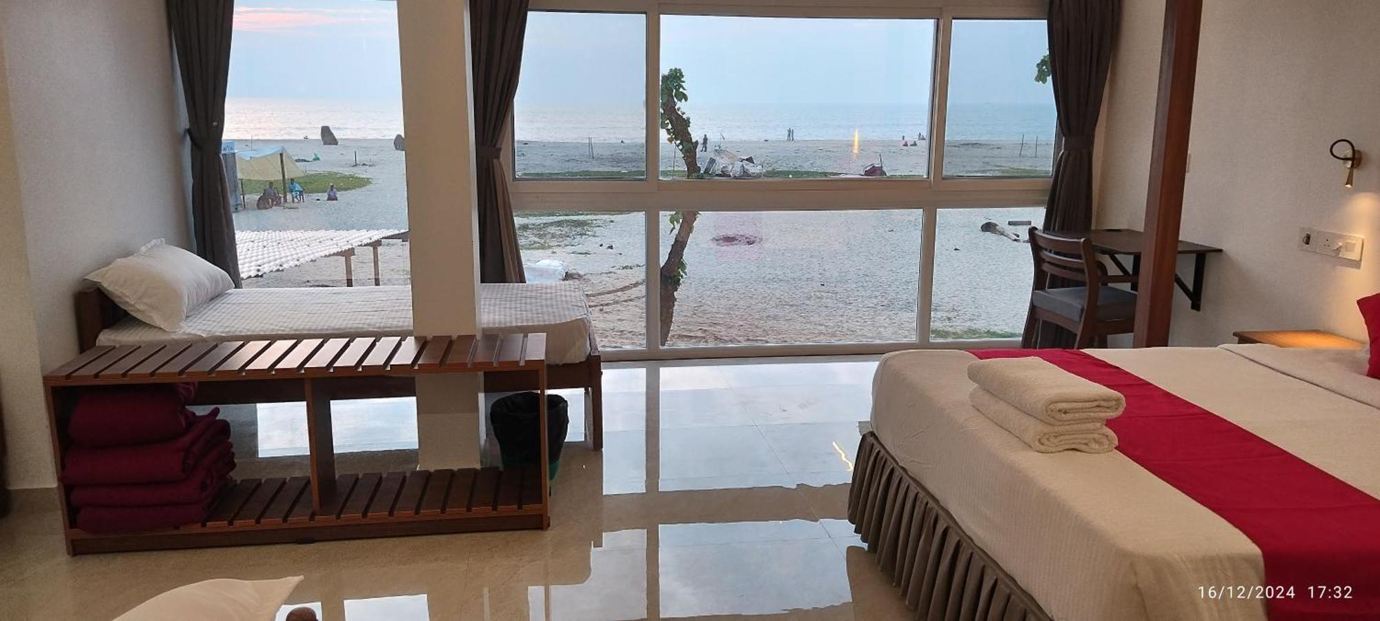 Alleppey Holiday Beach Resort Alappuzha Екстериор снимка