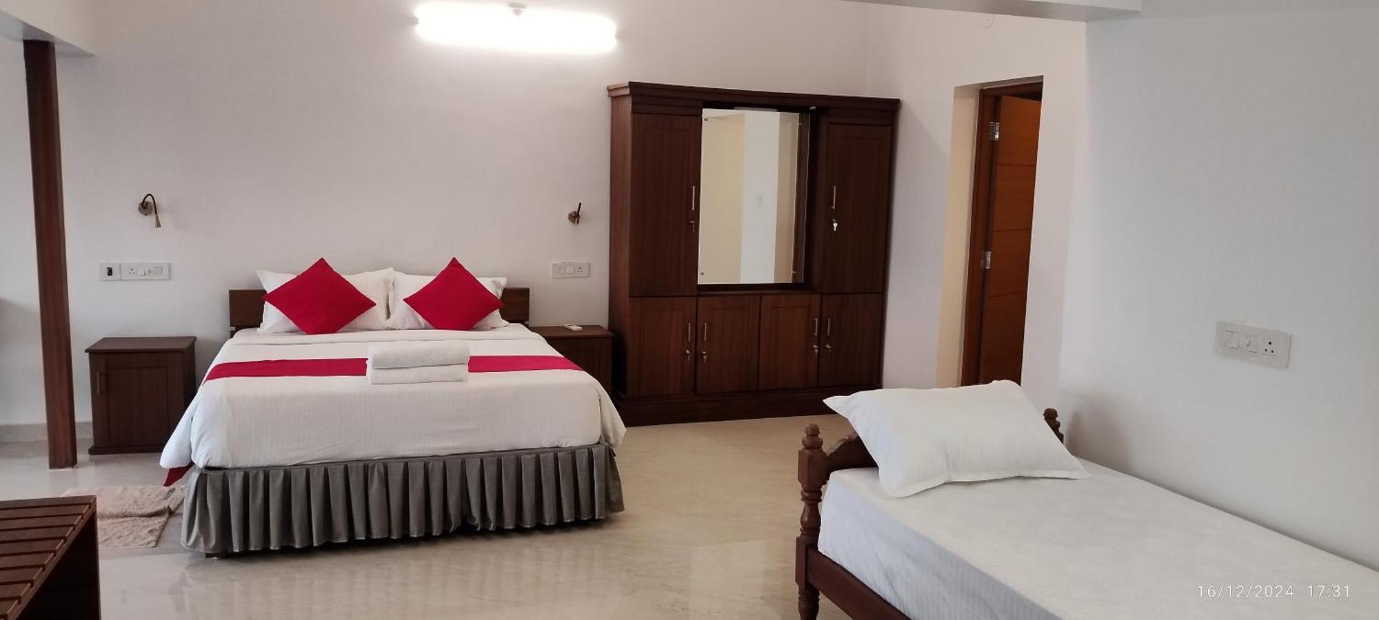 Alleppey Holiday Beach Resort Alappuzha Екстериор снимка
