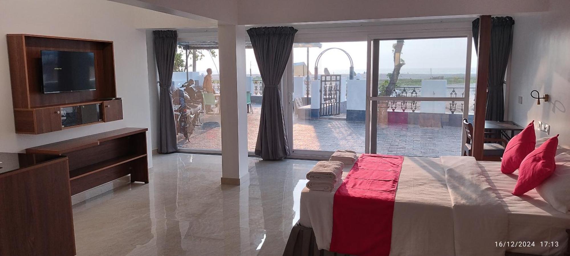 Alleppey Holiday Beach Resort Alappuzha Екстериор снимка