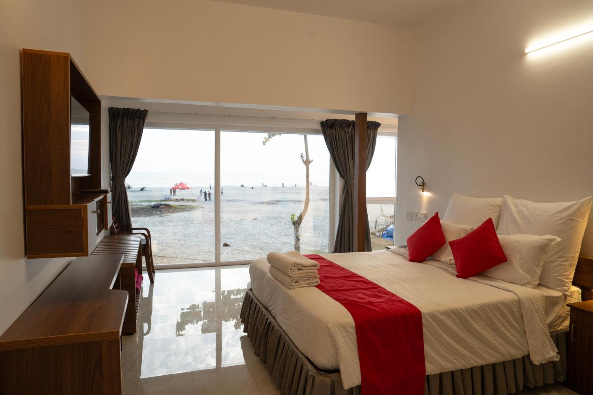 Alleppey Holiday Beach Resort Alappuzha Екстериор снимка